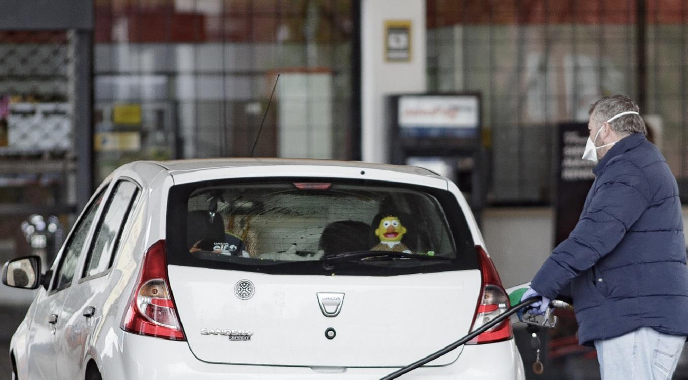 Un hombre reposta carburante en una gasolinera. Europa Press