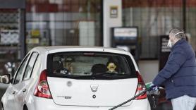 Un hombre reposta carburante en una gasolinera. Europa Press