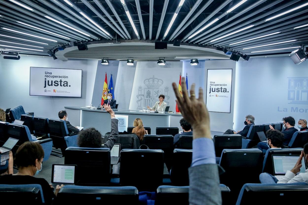 Periodistas piden la palabra en la rueda de prensa posterior al Consejo de Ministros. EP