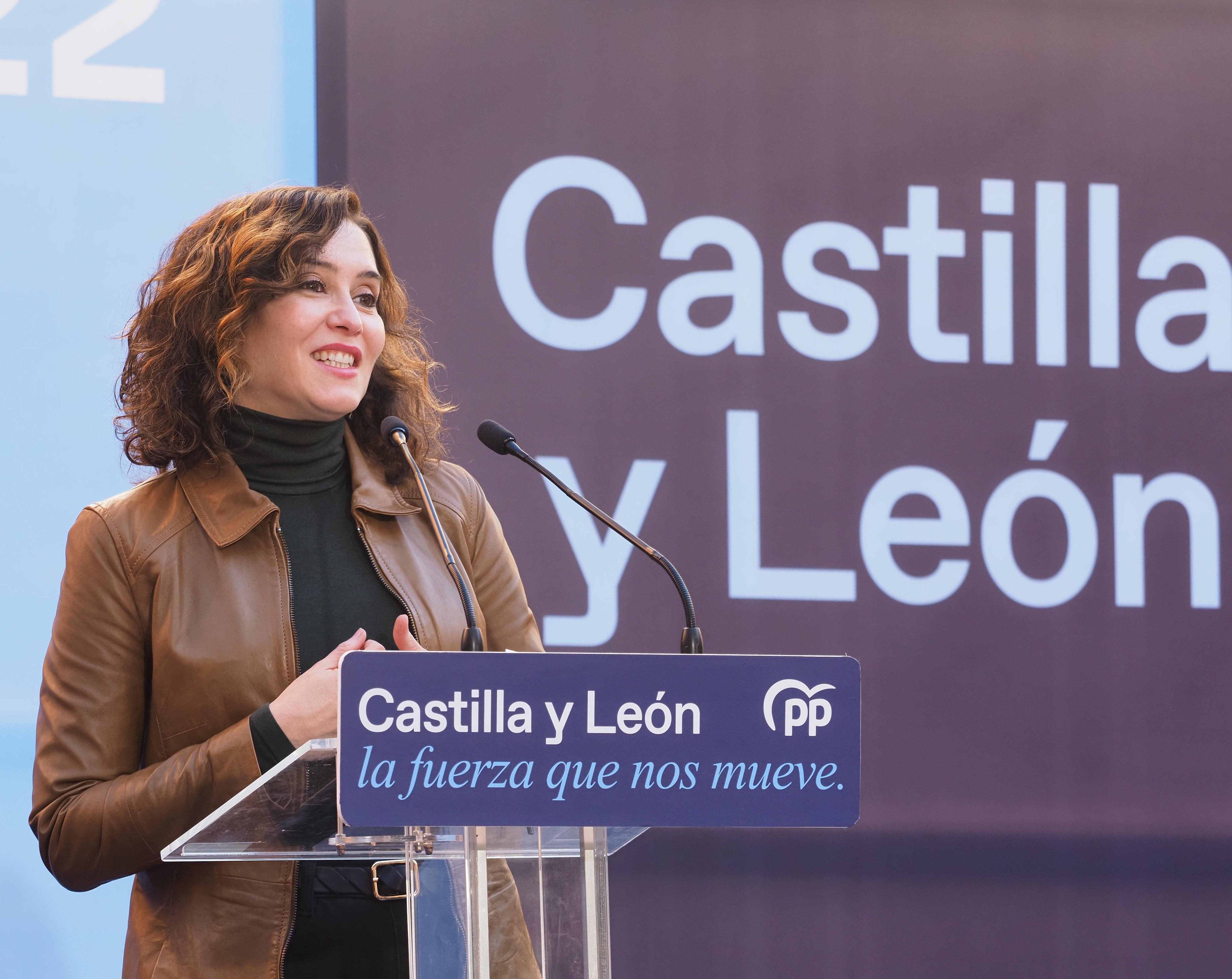 La presidenta de la Comunidad de Madrid, Isabel Díaz Ayuso, interviene en una comida-mitin con afiliados del PP de Valladolid. Photogenic/Claudia Alba / Europa Press