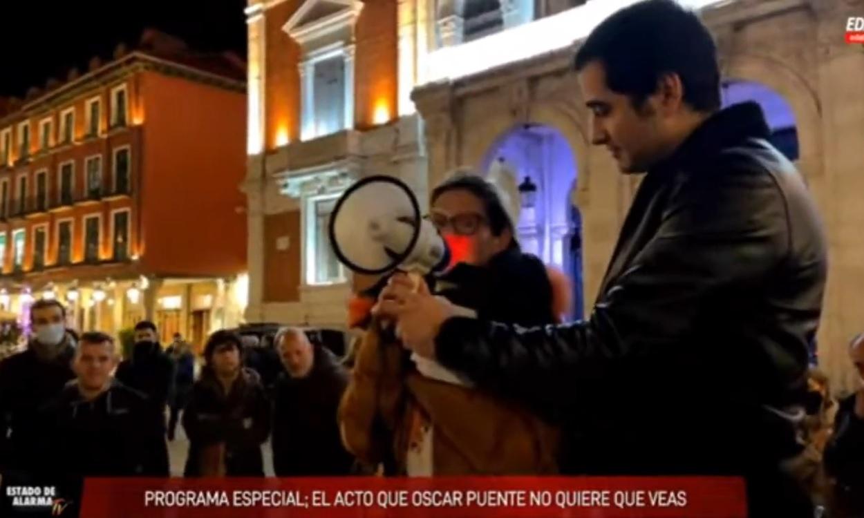 El mensaje xenófobo de una vecina de Valladolid en el acto ultra de Alvise Pérez y Javier Negre.