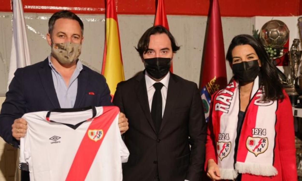 El presidente de Vox, Santiago Abascal, y la diputada en la Asamblea de Madrid, Rocío Monasterio, junto al presidente del Rayo Vallecano, Raúl Martín Presa.