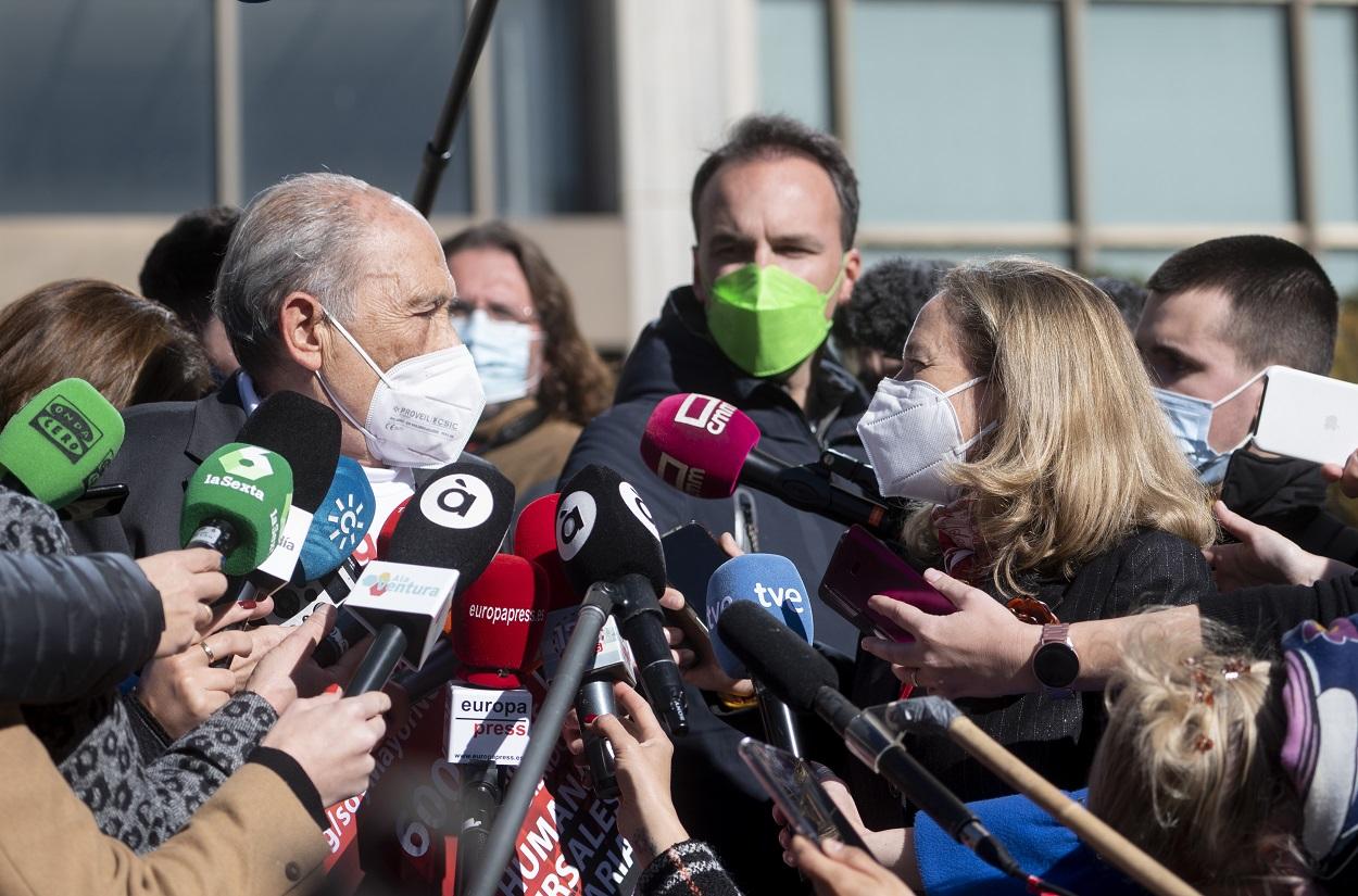 Momento del encuentro entre Carlos San Juan, impulsor de la campaña 'Soy mayor, no idiota' y Nadia Calviño, ministra de Asuntos Económicos. Europa Press