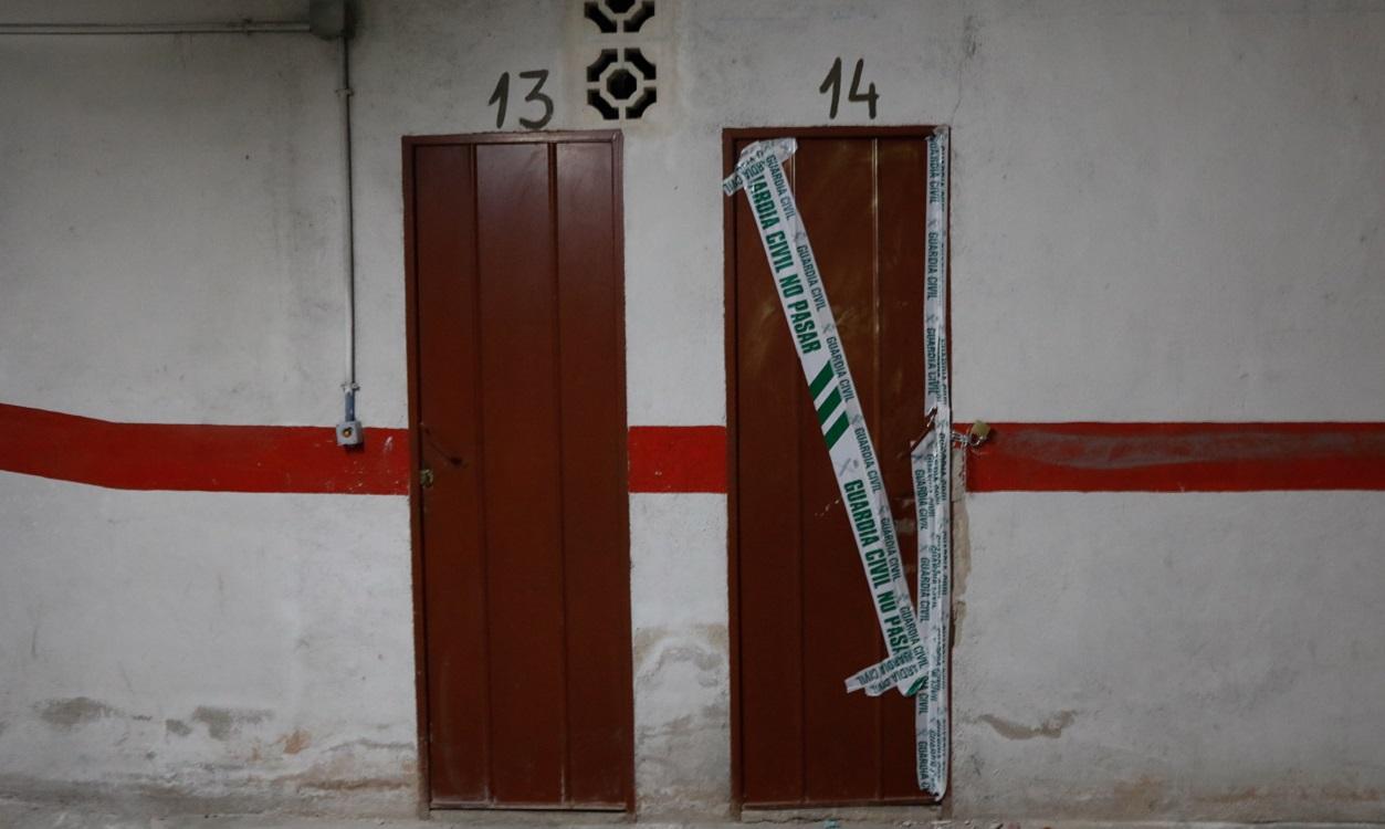 Puerta con un precinto de la Guardia Civil en el trastero donde han hallado sin vida a una menor de 17 años en Totana. EP