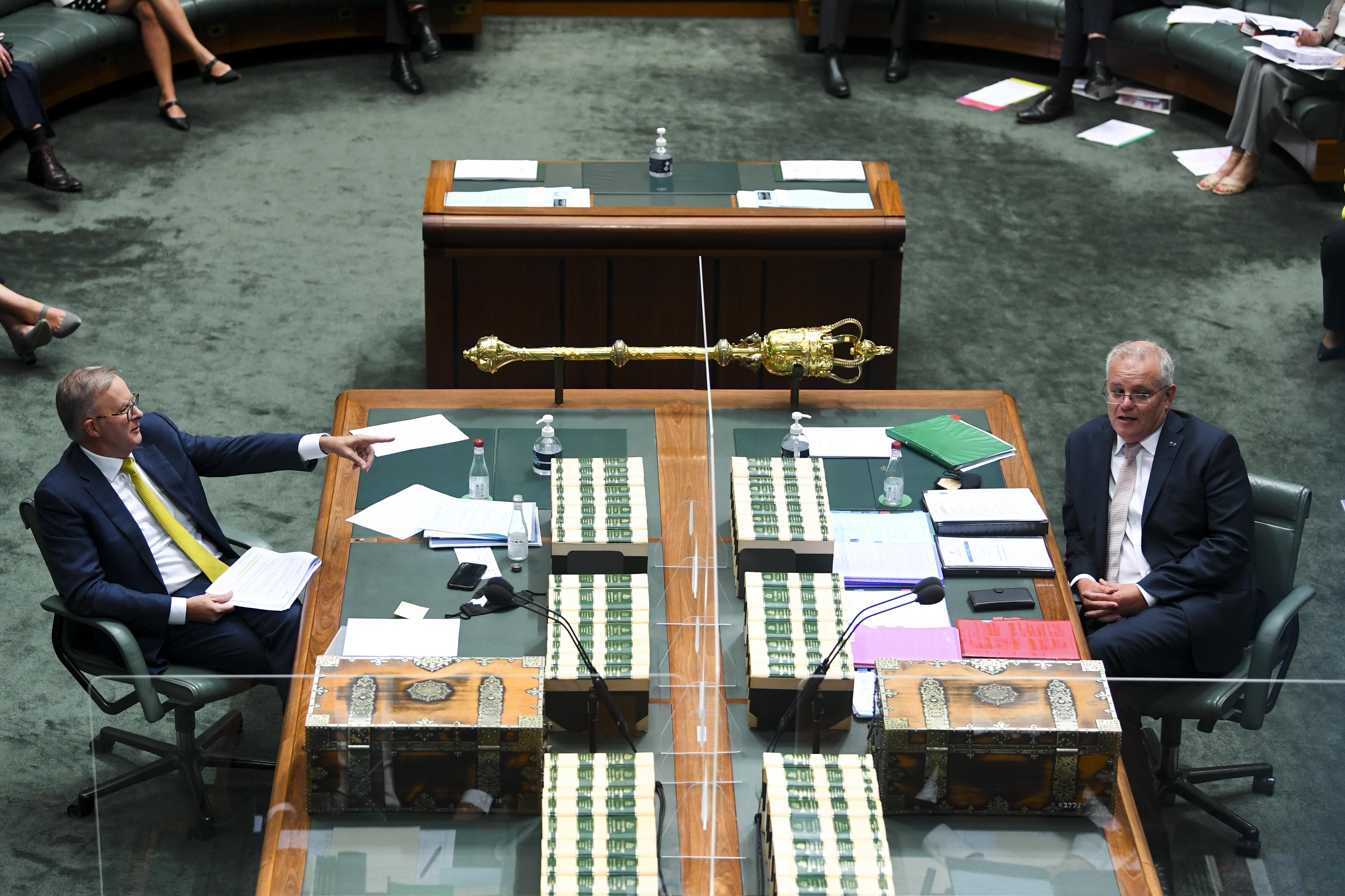 El primer ministro de Australia, Scott Morrison (derecha), cara a cara con el líder de la oposición, Anthony Albanese