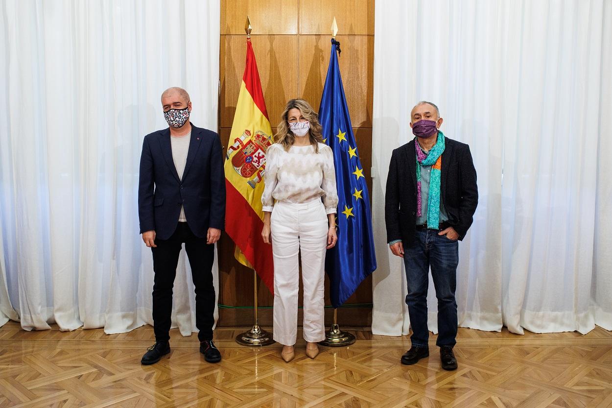 La ministra de Trabajo, Yolanda Díaz, junto a los secretarios generales de CCOO y UGT, Unai Sordo y Pepe Álvarez. Europa Press