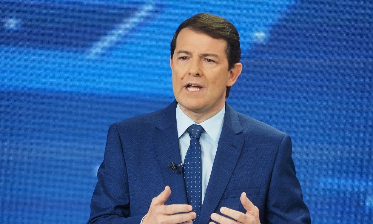 El candidato del PP a la presidencia de Castilla y León, Alfonso Fernández Mañueco, participa en el ‘Debate decisivo’, en CyL TV, a 9 de febrero de 2022, en Valladolid, Castilla y León (España).