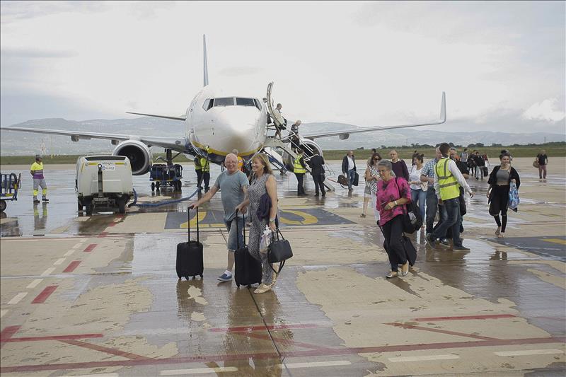 Un vuelo de Ryanair estrena el aeropuerto de Castellón después de casi 5 años sin aviones
