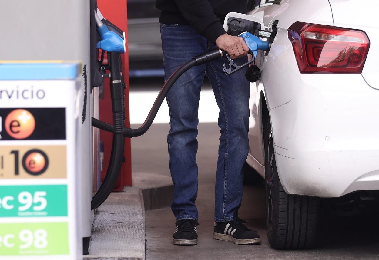 Un hombre reposta carburante. Europa Press