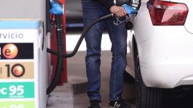 Un hombre reposta carburante. Europa Press