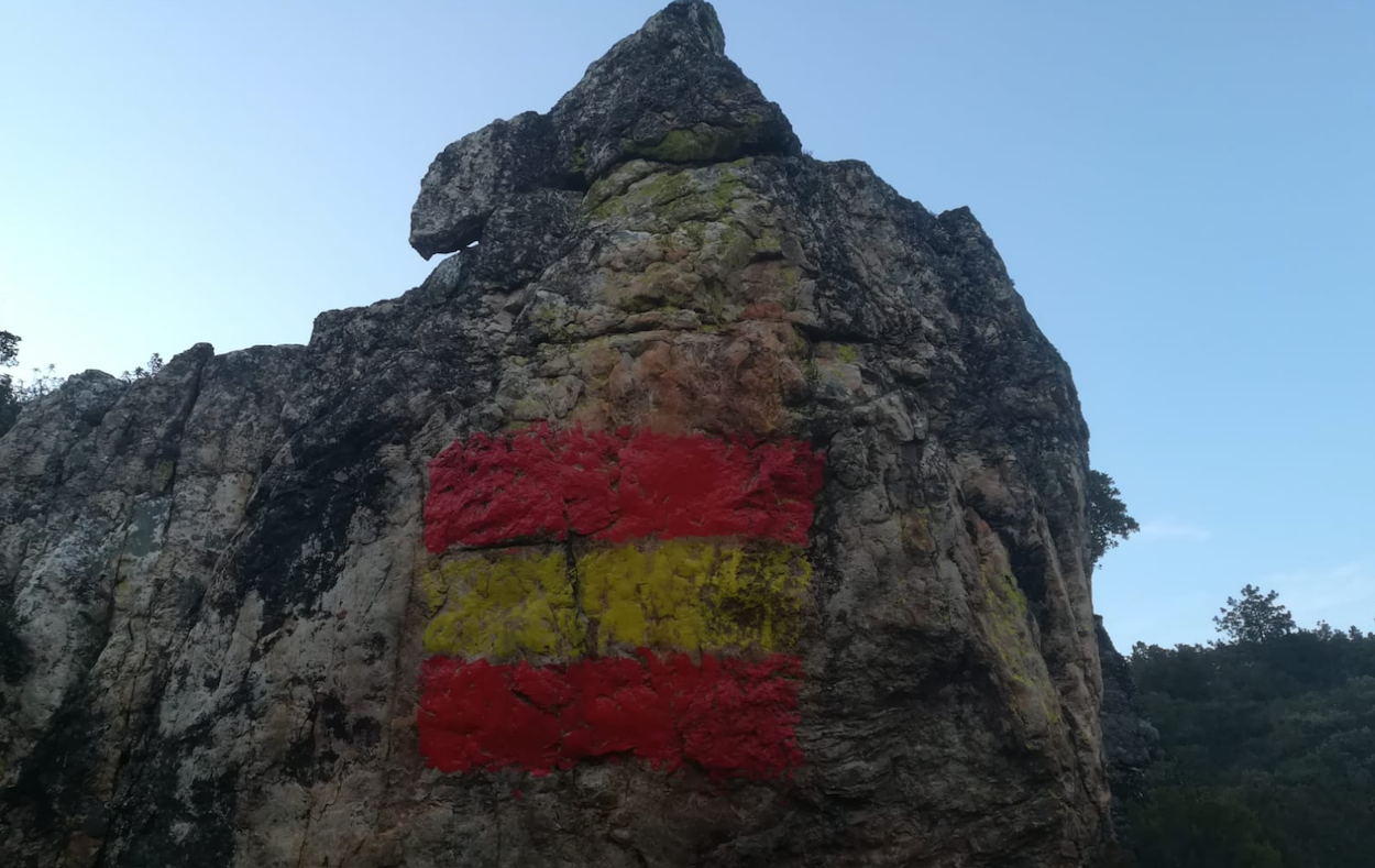 Peñón del Muerto, en Solana del Pino, con las pinturas rupestres vandalizadas tras la aparición de una gran bandera nacional : @Saltalomas : Twitter
