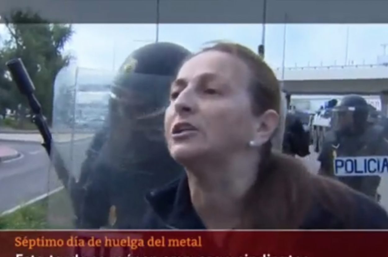 Raquel encarándose a los antidisturbios en un vídeo que se hizo viral.