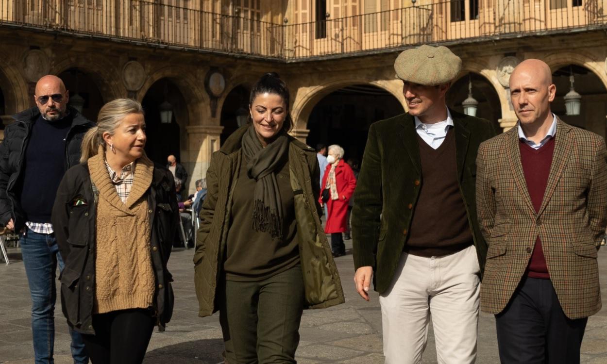 La secretaria general de Vox, Macarena Olona, en la Plaza Mayor de Salamanca.