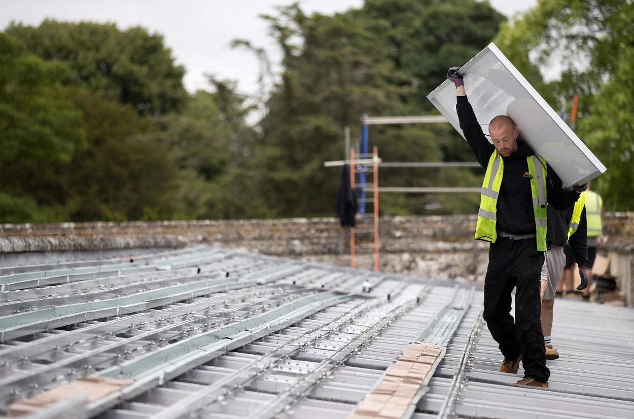 Un trabajador coloca un papel solar. Europa Press