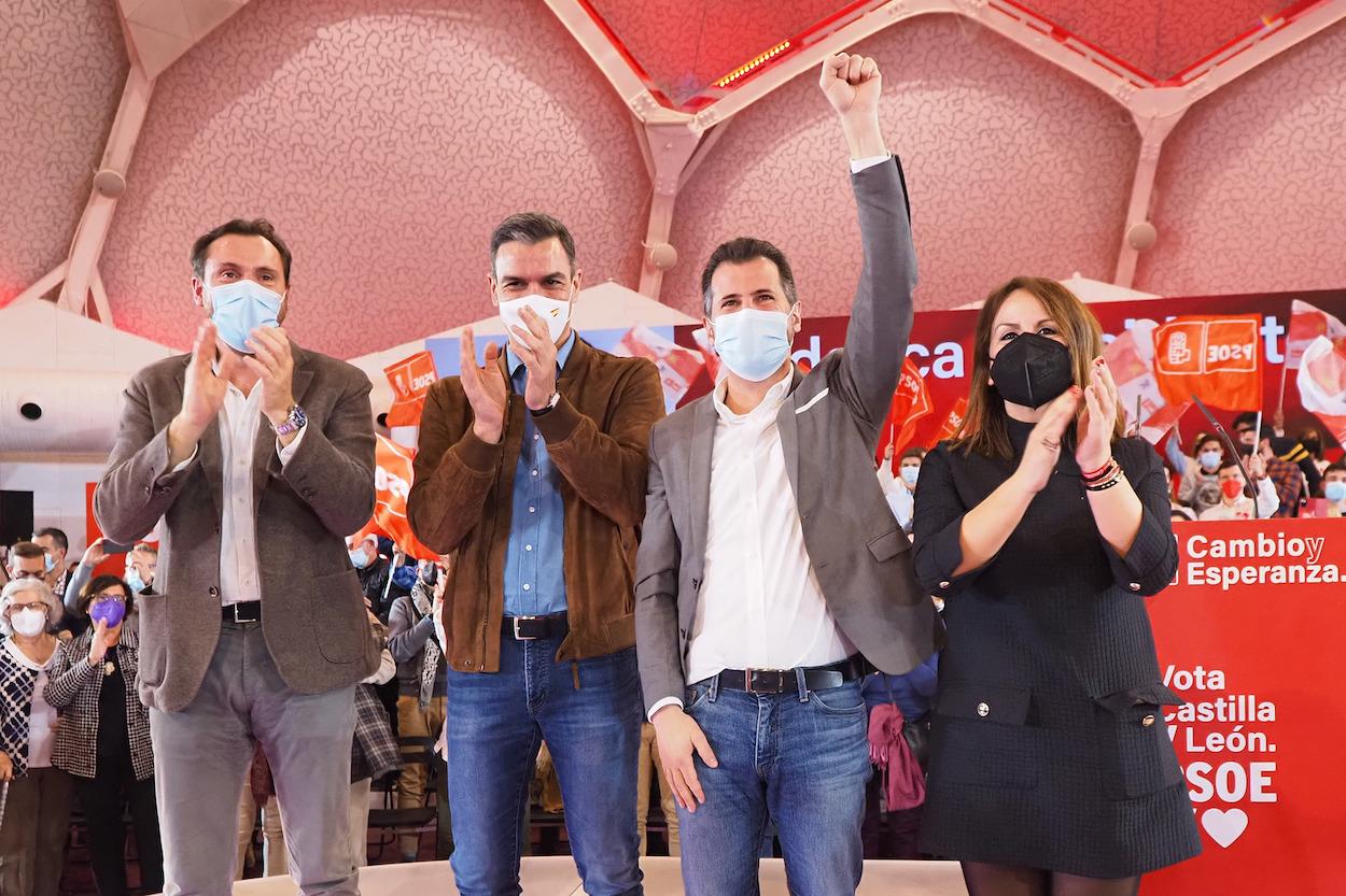 Pedro Sánchez acompaña a Tudanca en el cierre de campaña. EP