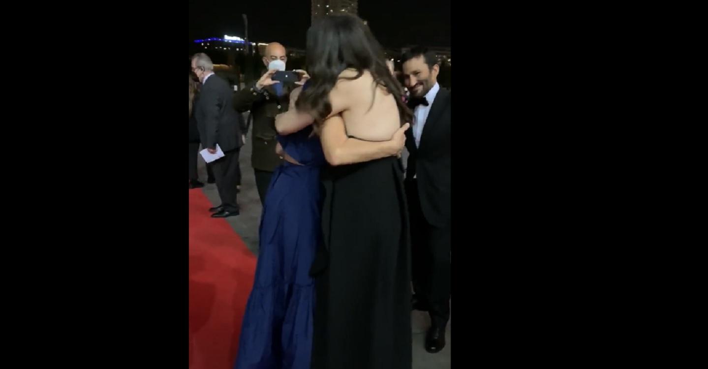 Abrazo entre Yolanda Díaz y Mónica Oltra. Fuente: Twitter.