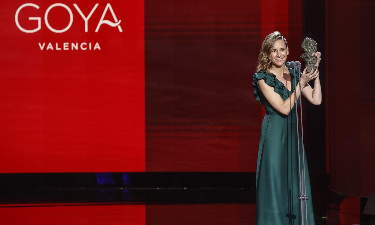 Clara Roquet recibe el Goya a la Mejor Dirección Novel por 'Libertad'. EP