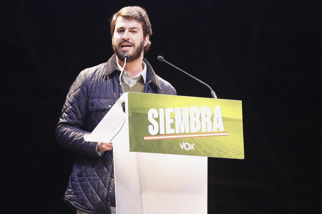 La Policía retira una carpa de Vox en León frente a un colegio electoral. EP