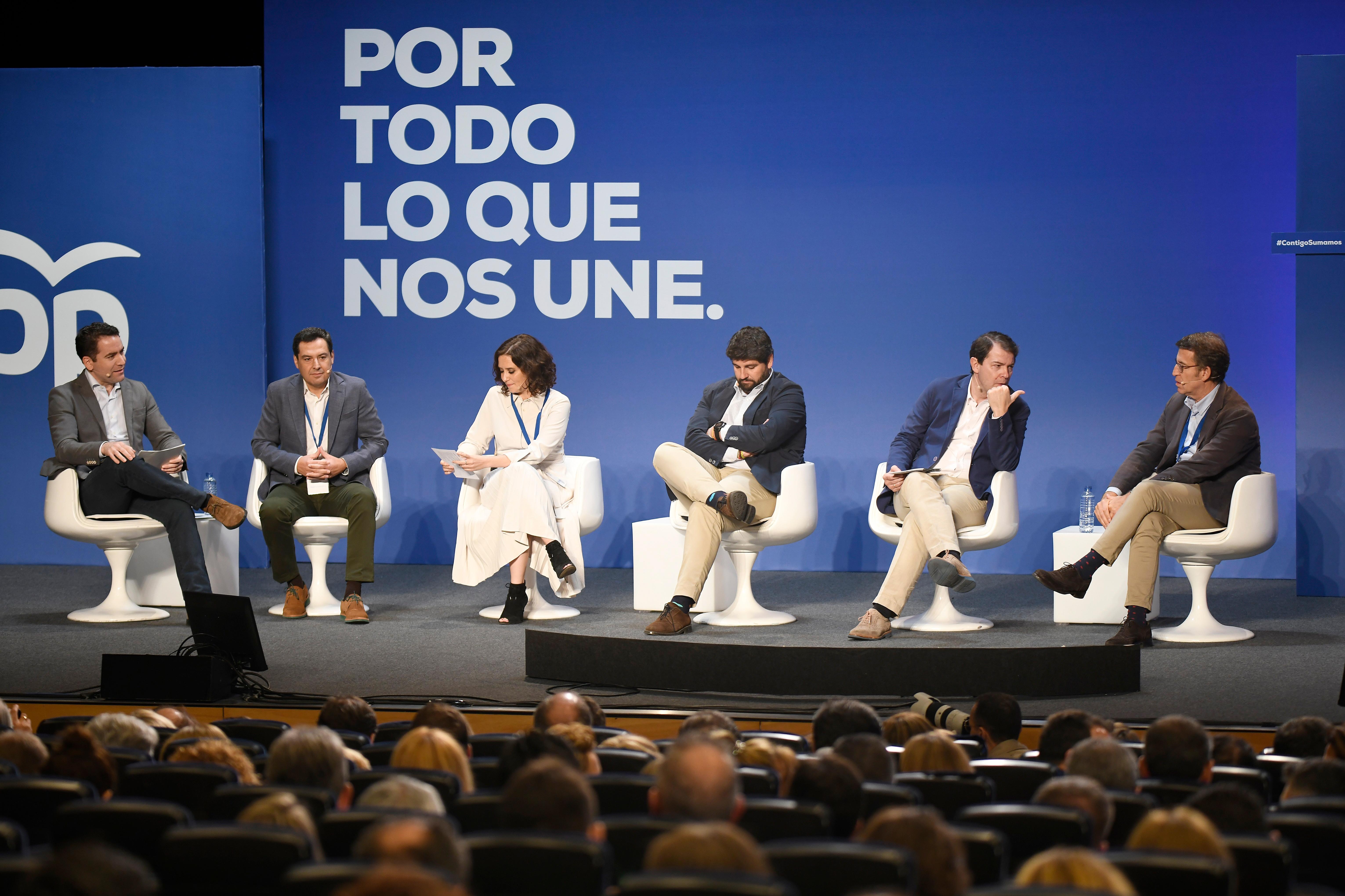 El líder del PP, Pablo Casado (d), y el candidato del PP a la Presidencia de la Junta de Castilla y León, Alfonso Fernández Mañueco 