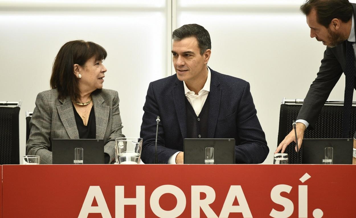 Óscar Puente junto a Pedro Sánchez y Cristina Narbona. EP