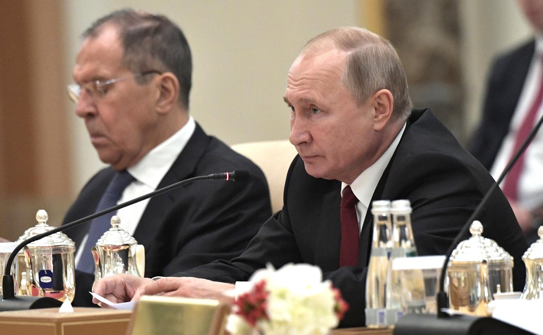 El presidente de Rusia, Vladimir Putin (izquierda), y el ministro de Exteriores ruso, Sergei Lavrov. Fuente: Europa Press.
