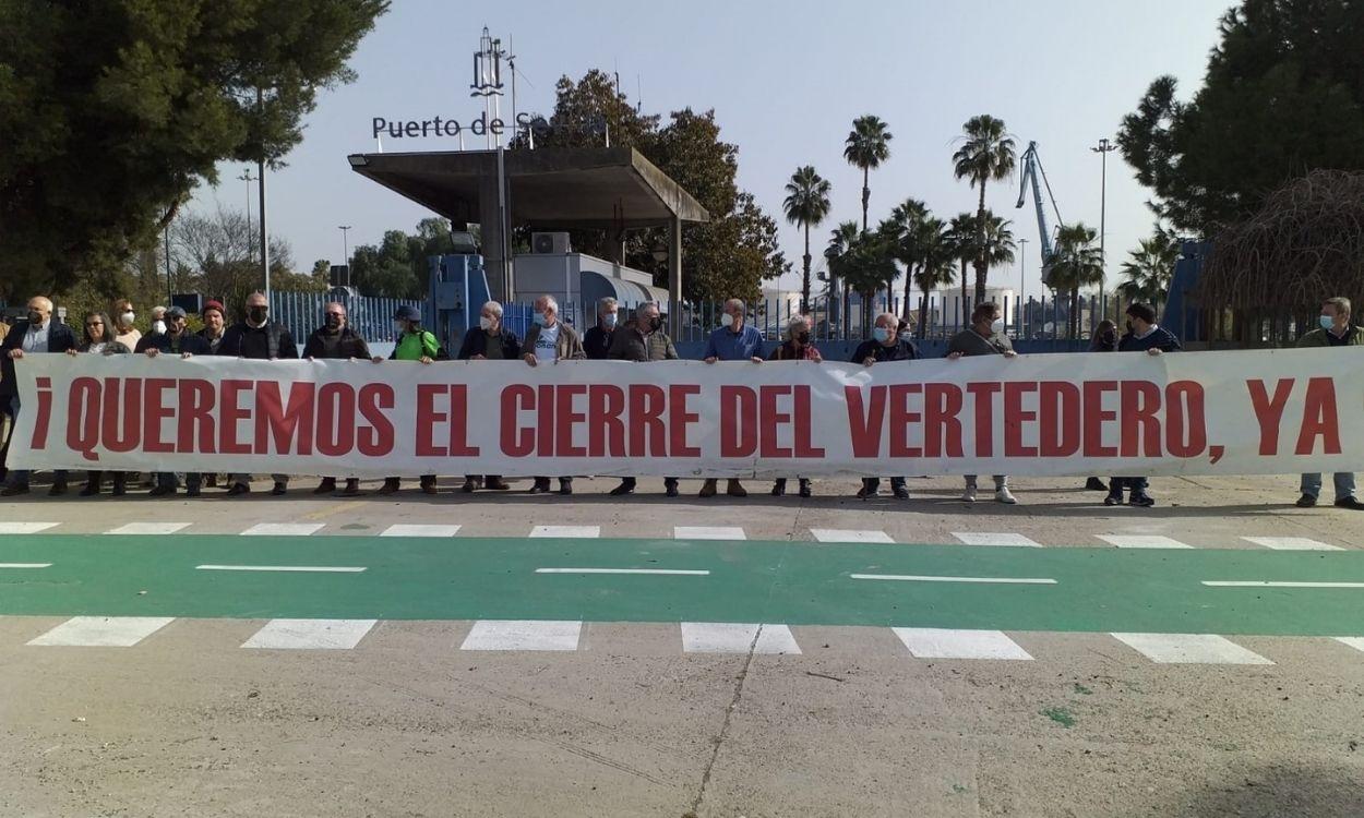 Concentración de protesta a las puertas del Puerto de Sevilla. IU EUROPA PRESS