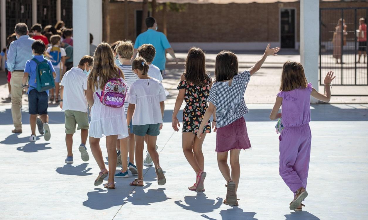 Niños a la entrada de un colegio. EP