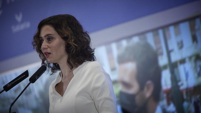 La presidenta de la Comunidad de Madrid, Isabel Díaz Ayuso, (con el líder del PP, Pablo Casado, en la pantalla)