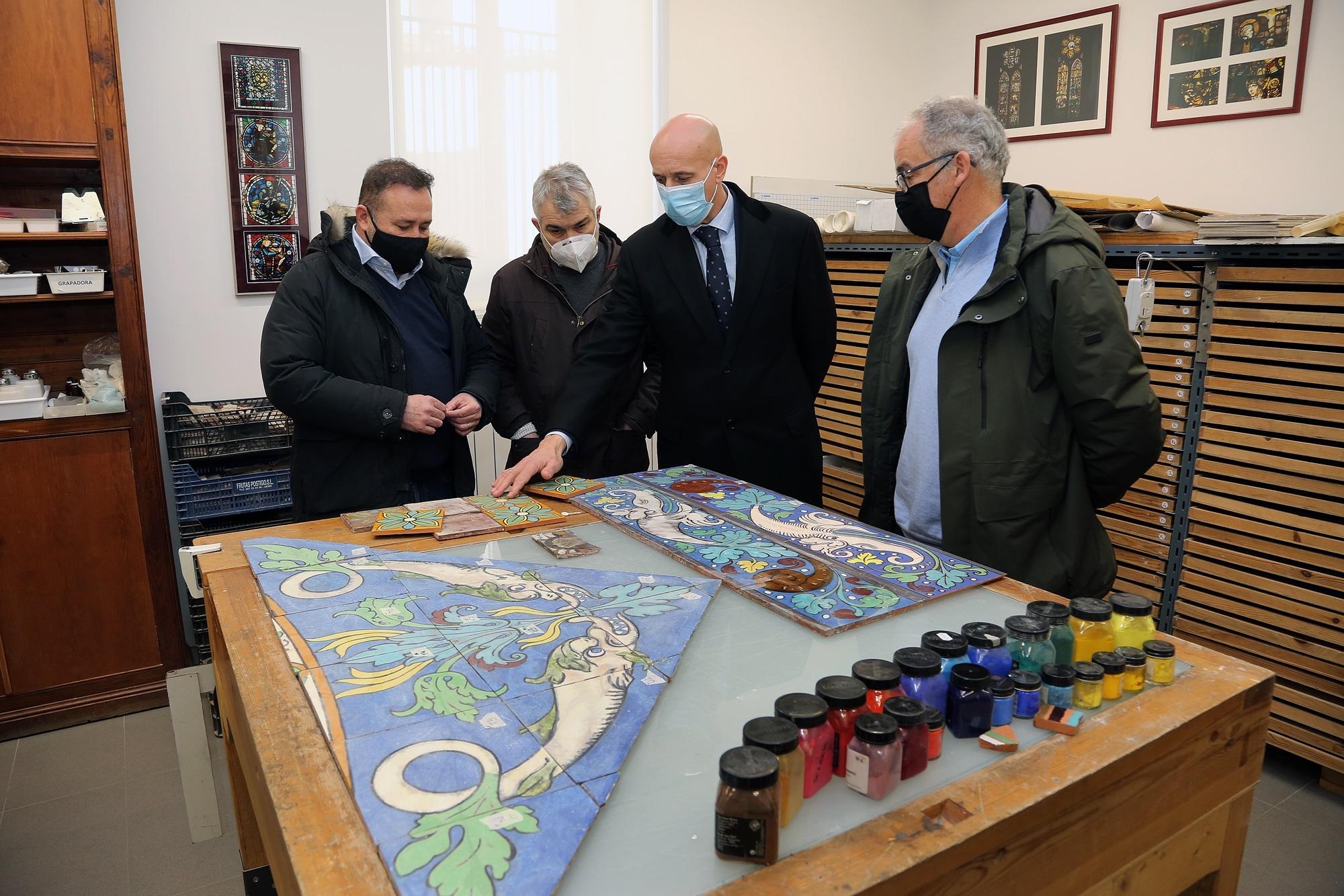 El alcalde de León, José Antonio Diez, visita los trabajos de restauración del conjunto de Zuloaga.