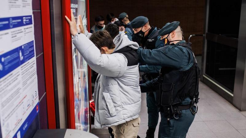 Agentes de la Guardia Civil cachean a jóvenes en un control para prevenir la violencia entre bandas juveniles, en la estación de metro de Arganda del Rey. Fuente: Europa Press.