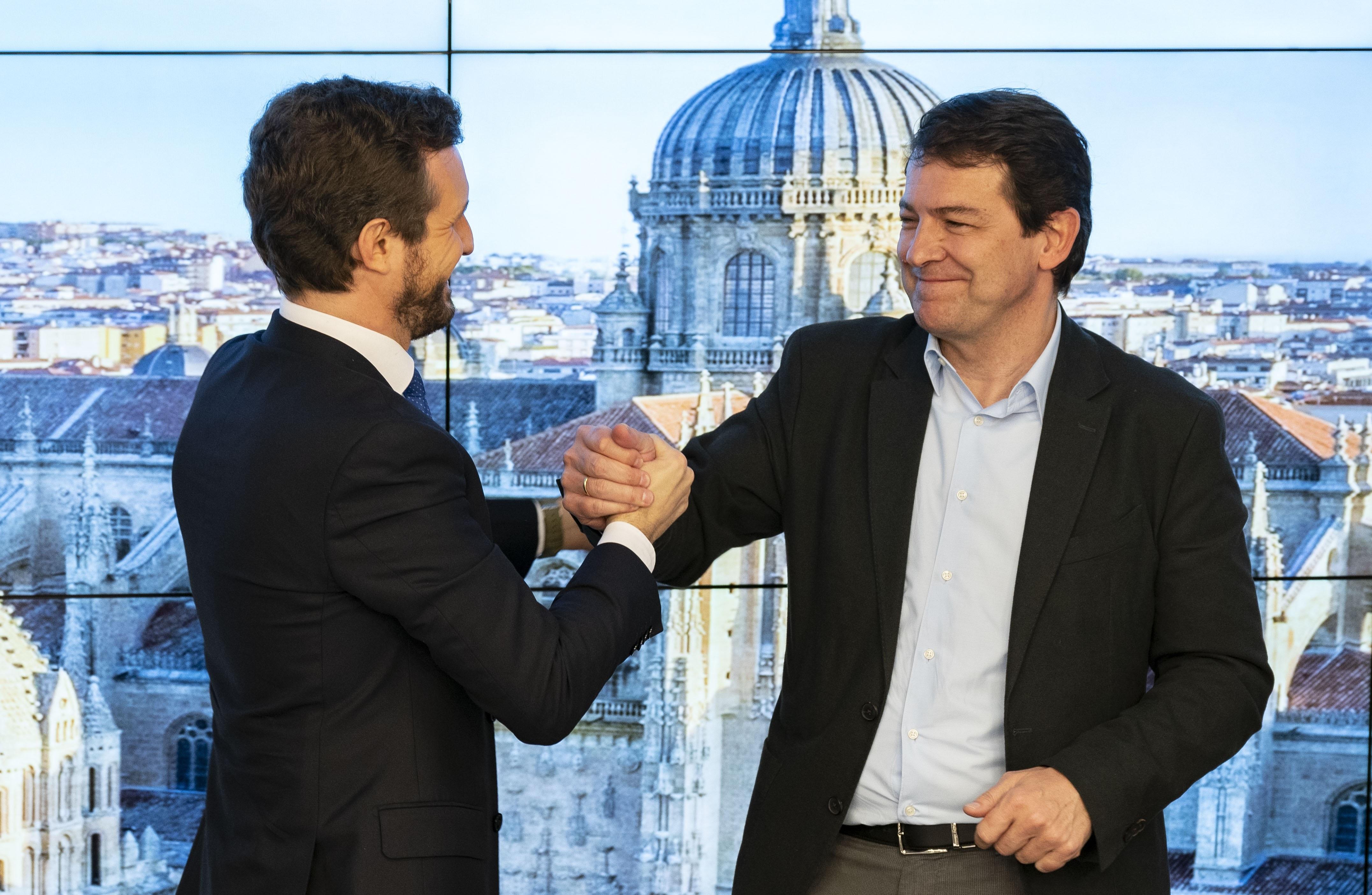 Casado da la enhorabuena a Mañueco por su victoria en las elecciones.