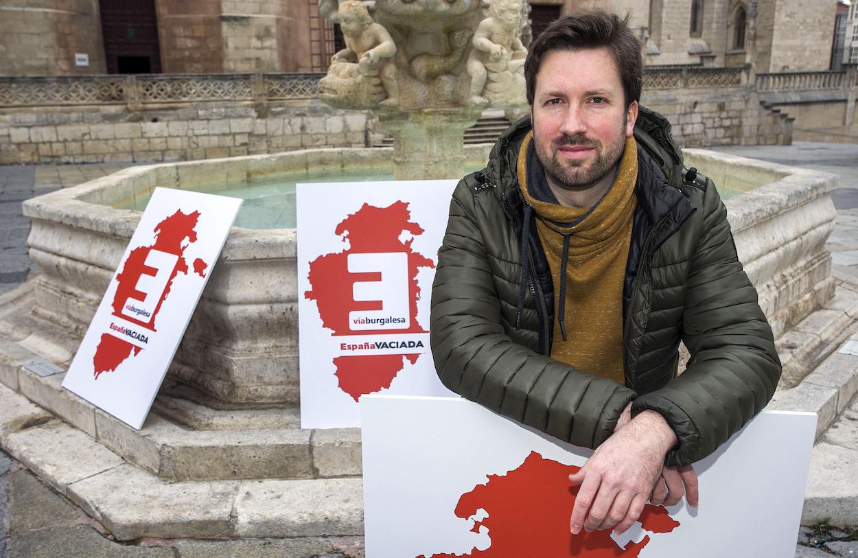 El número uno de la candidatura ‘Vía Burgalesa España Vaciada’, José Ramón González Enciso, posa en la presentación oficial de la candidatura