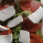 Tomate pelado con queso y orégano y nido de puré de patata con carne picada