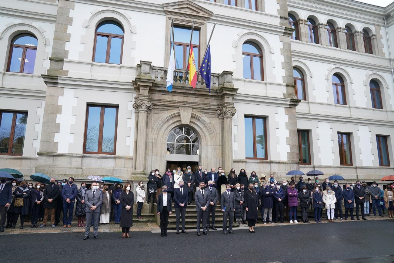 Imagen del minuto de silencio celebrado hoy ante la Xunta en Santiago de Compostela por la tragedia del Villa de Pintanxo (Foto: Europa Press).<