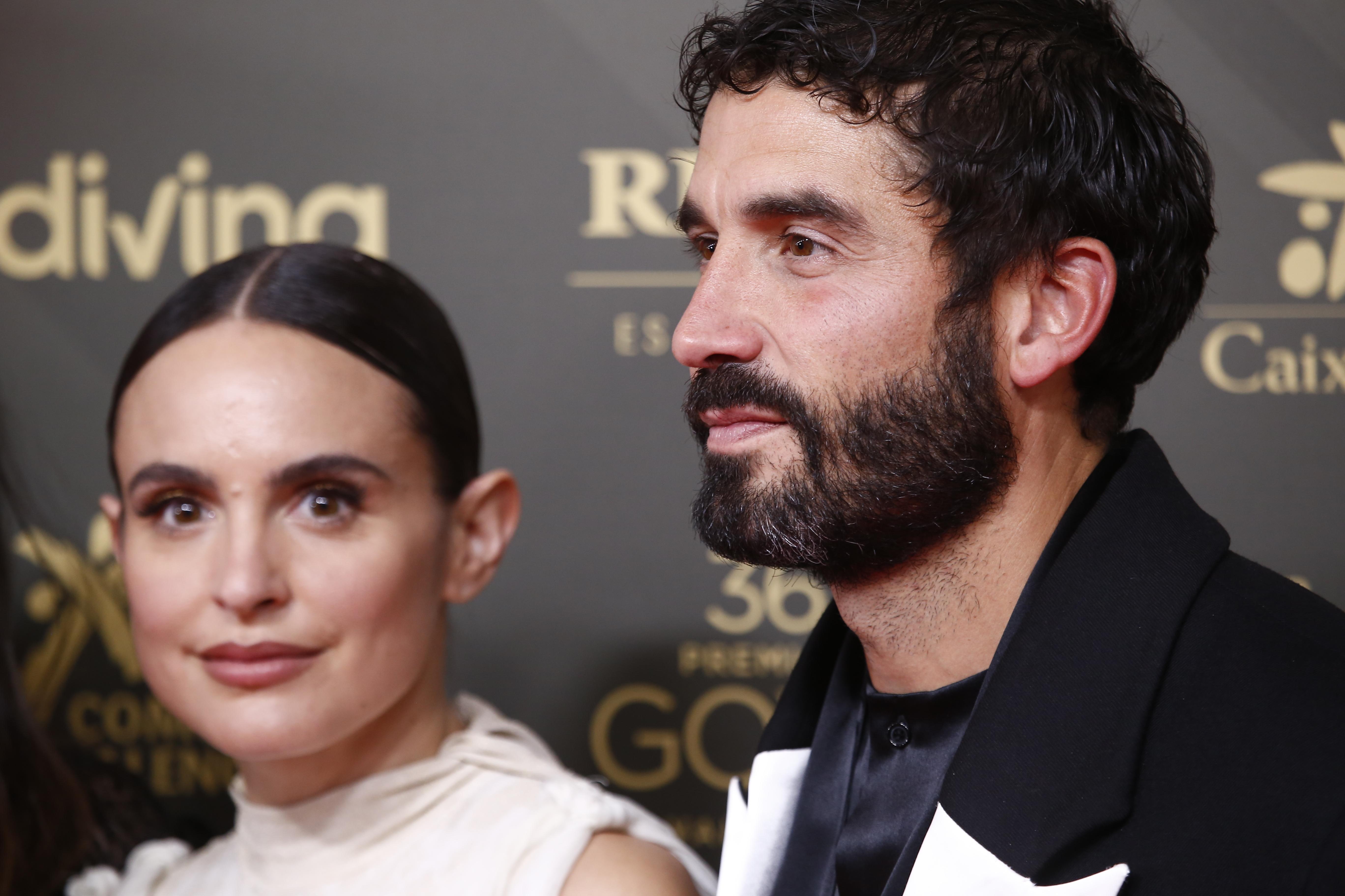 Verónica Echegui y Álex García posan con el Goya a mejor corto en el photocall de la 36ª gala de los Premios Goya. Javier Ramírez / Europa Press