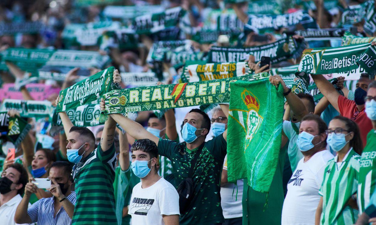 Espectadores de un partido de fútbol con mascarillas. EP.