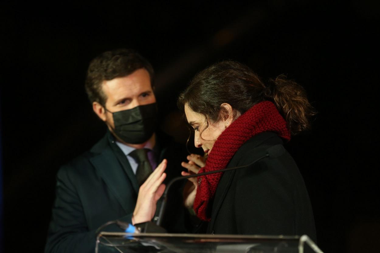 La presidenta de la Comunidad de Madrid, Isabel Díaz Ayuso, y el presidente del Partido Popular, Pablo Casado, en la ofrenda floral por el XXVII aniversario del asesinato por ETA de Gregorio Ordoñez. EP