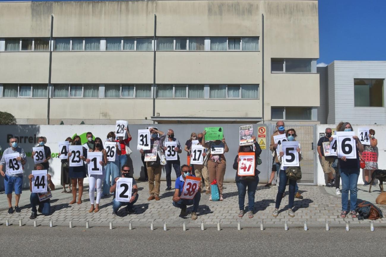 Imagen del mes de agosto de 2020 de la protesta llevada a cabo por familiares con números representando la cantidad de fallecidos en esa residencia de DomusVi Barreiro (Foto: REDE).