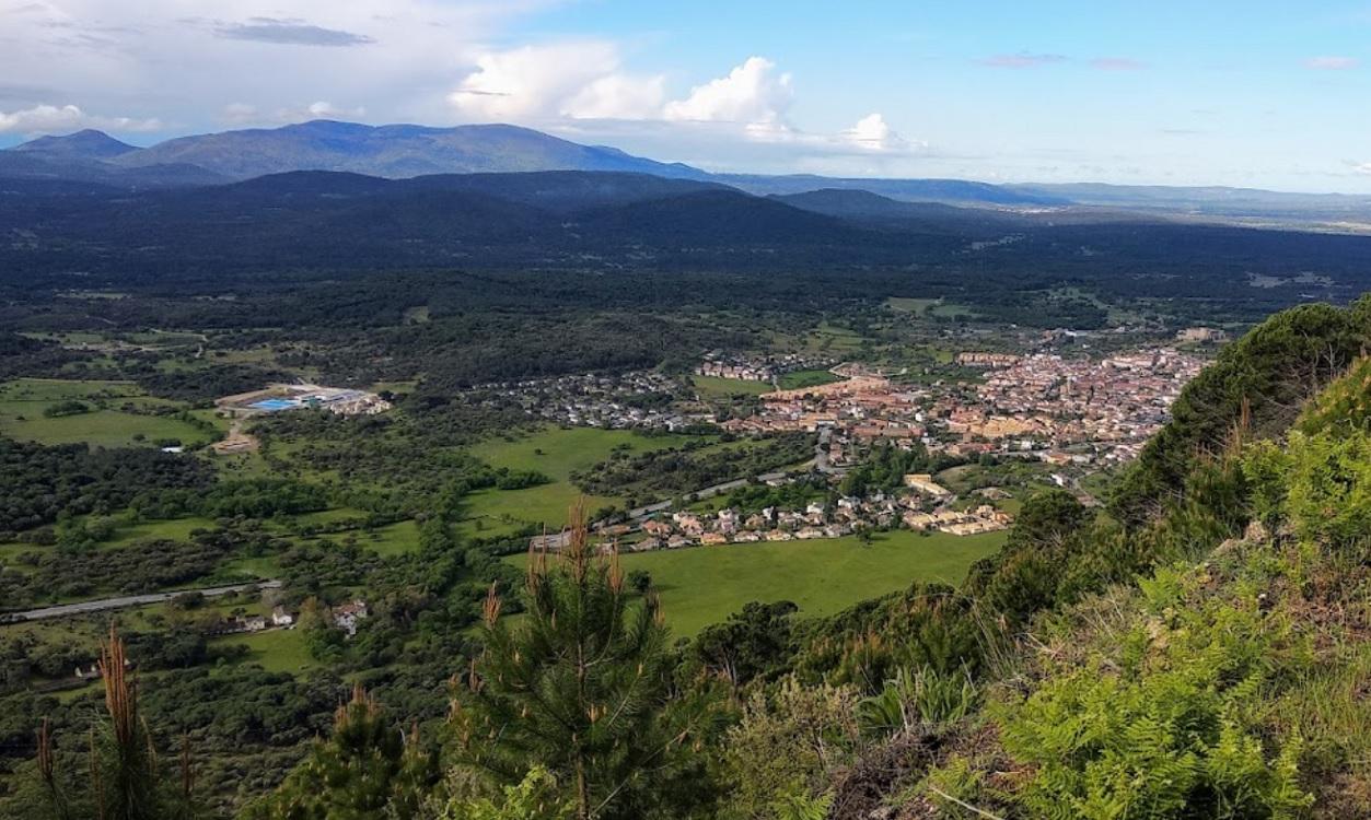 Sotillo de la Adrada, el pueblo de Ávila que unió a los hermanos Ayuso y su amigo empresario