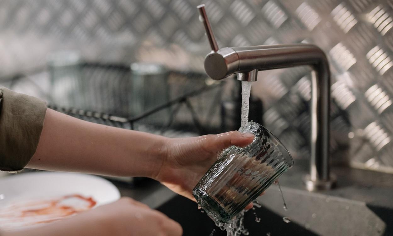 Cuatro trucos caseros para desatascar el fregadero. Pexels