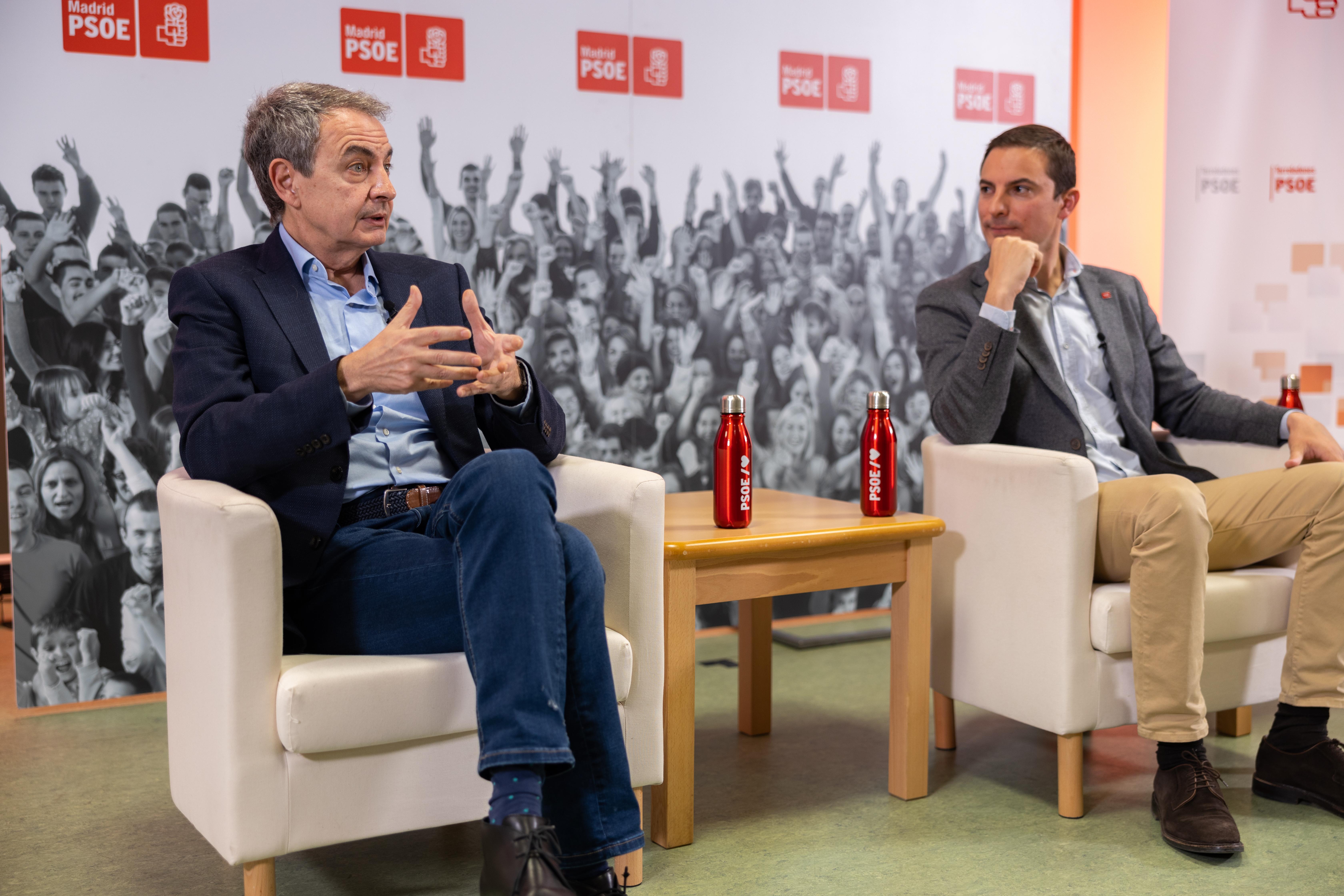 José Luis Rodríguez Zapatero y Juan Lobato en el acto de Torrelodones (Madrid). Foto Fernando Coto.