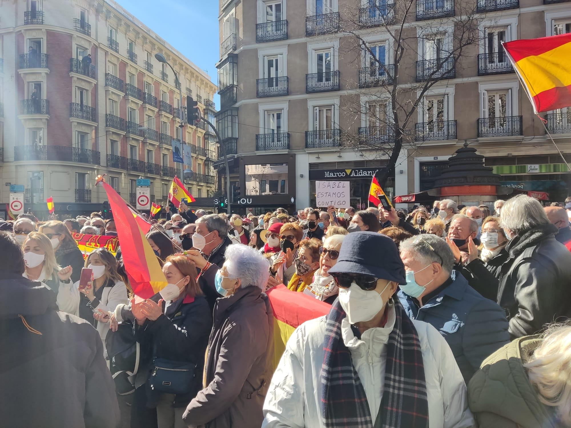Manifestación a favor de Ayuso en las puertas de Génova. Fuente: ElPlural.com