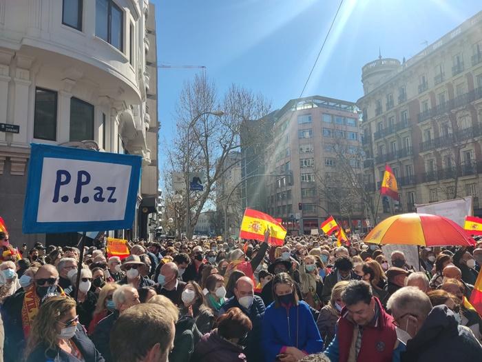 Cartel PPaz en la manifestación en Génova por la crisis del PP