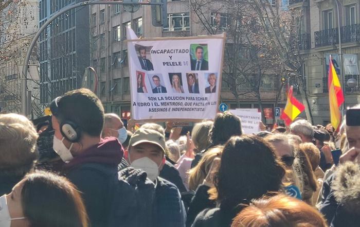 Cartel Casado incapacitado en la manifestación en Génova