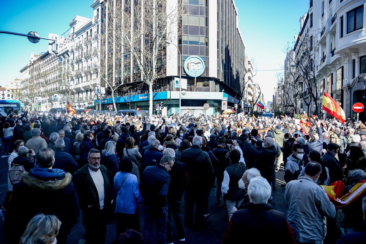 Gritos de “fracasado dimisión” y vítores a Ayuso a las puertas de Génova. Fuente: Europa Press.