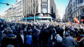 Gritos de “fracasado dimisión” y vítores a Ayuso a las puertas de Génova. Fuente: Europa Press.
