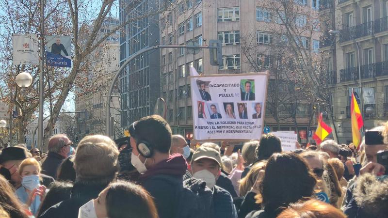 Pancarta en contra de Casado y Egea