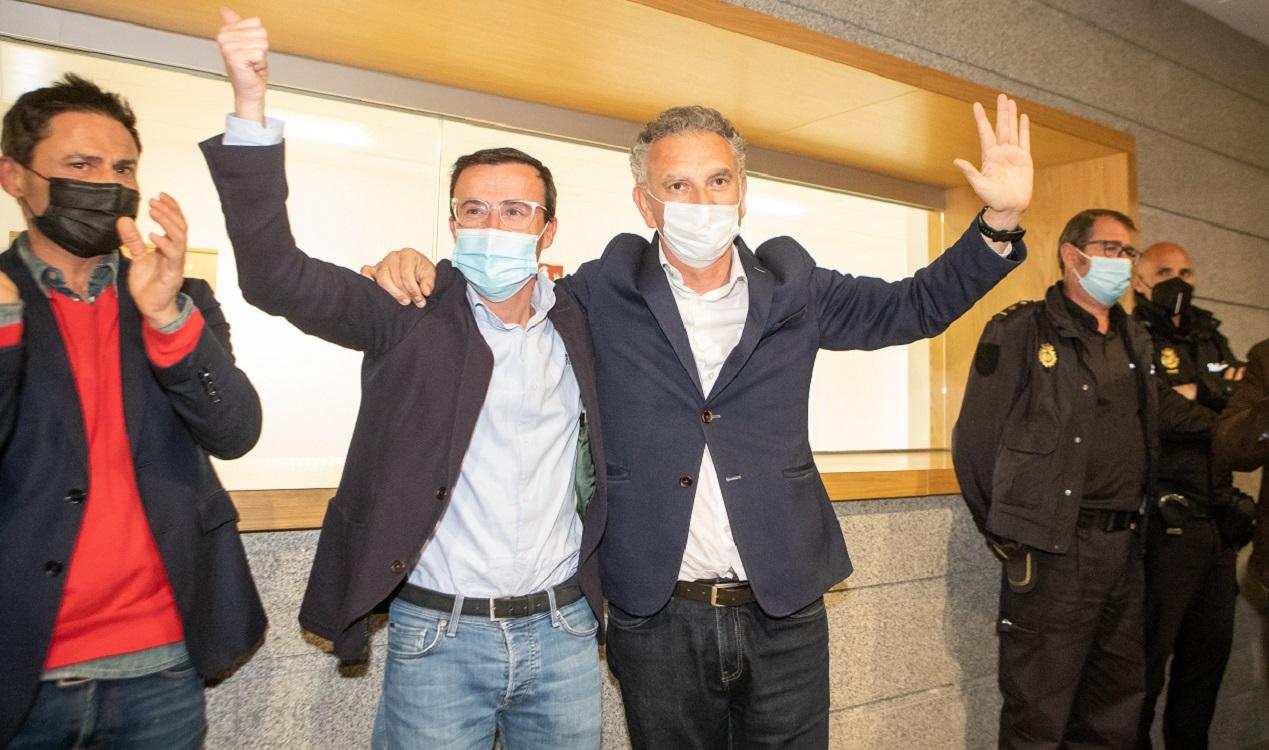 El alcalde de Villanueva, Miguel Ángel Gallardo (2i), y el alcalde de Don Benito, José Luis Quintana (3i), celebran la fusión de las dos localidades. EP