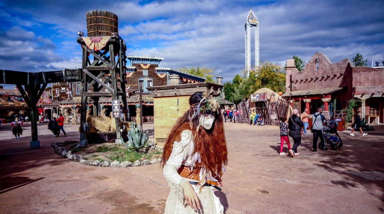 Los parques temáticos y de atracciones, un generador de empleo del sector cultural. Imagen de archivo del Parque Warner en Madrid, durante la celebración de Halloween