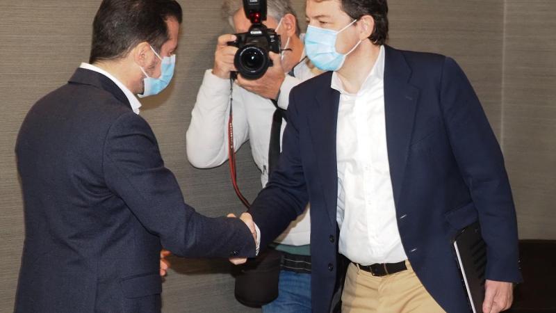 El secretario general del Partido Socialista de Castilla y León, Luis Tudanca (i), saluda al presidente del PP en funciones de la Junta de Castilla y León, Alfonso Fernández Mañueco. Fuente: Europa Press.